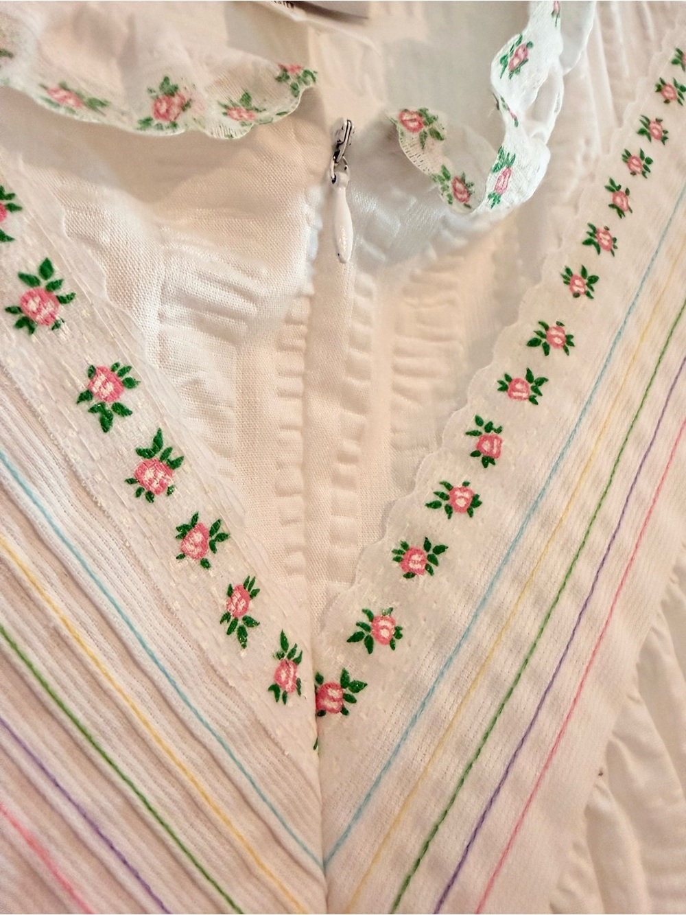 EUC! Vintage Lisanne White Embroidered Poly/Rayon Nightgown/Housedress - Picture 5 of 6
